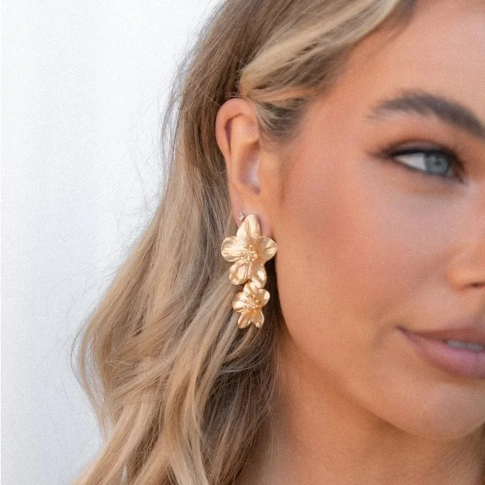 NWT Petal + Pup ‘Alexa Flower Earrings’ in Gold